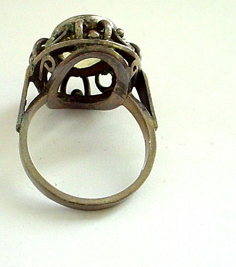 Sterling Silver and Yellow Stone Ring - Size 8 Sterling Silver and Yellow Stone Ring - Size 8