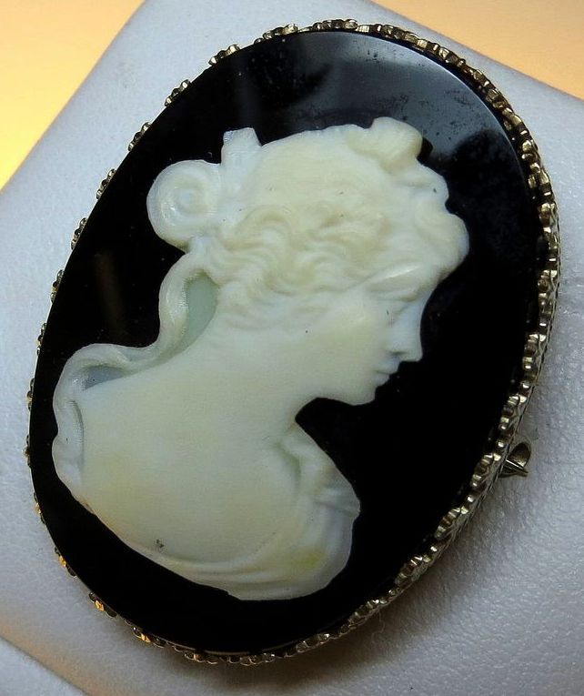 Vintage 1920's Carved Agate 14K Cameo Brooch / Pendant Vintage 1920's Carved Agate 14K Cameo Brooch / Pendant