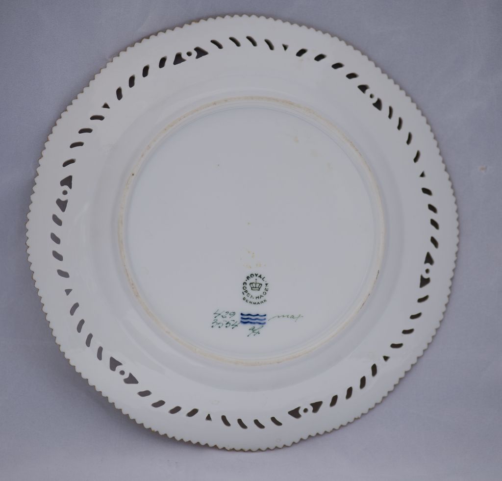 Flora Danica Royal Copenhagen 9 inch Fruit Plate Flora Danica Royal Copenhagen 9 inch Fruit Plate