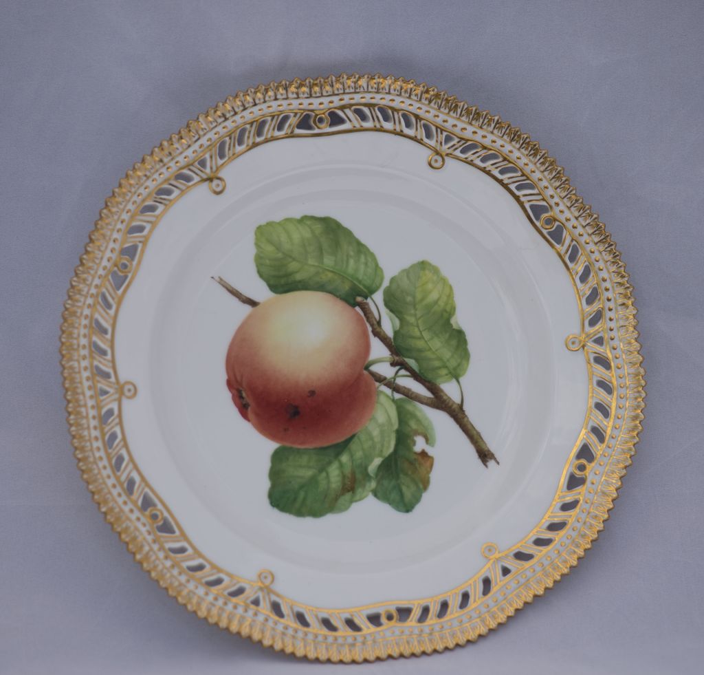 Flora Danica Royal Copenhagen 9 inch Fruit Plate Flora Danica Royal Copenhagen 9 inch Fruit Plate