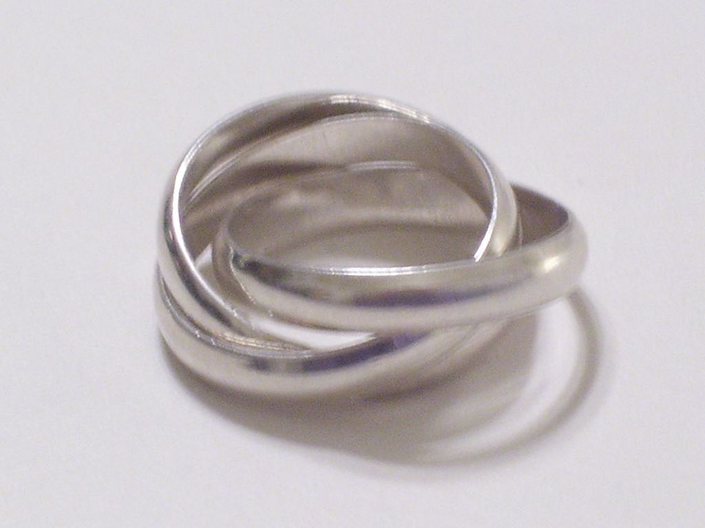 Vintage 925 Sterling Silver Intertwined Interlocking Ring Band Trio Size 7.5 Vintage 925 Sterling Silver Intertwined Interlocking Ring Band Trio Size 7.5