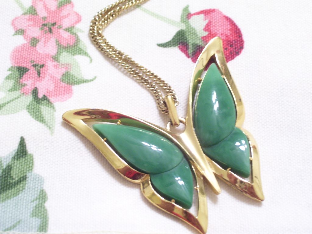 Rare Huge Vintage Crown Trifari Jade Green Lucite Goldtone Metal Butterfly Pendant Necklace Rare Huge Vintage Crown Trifari Jade Green Lucite Goldtone Metal Butterfly Pendant Necklace