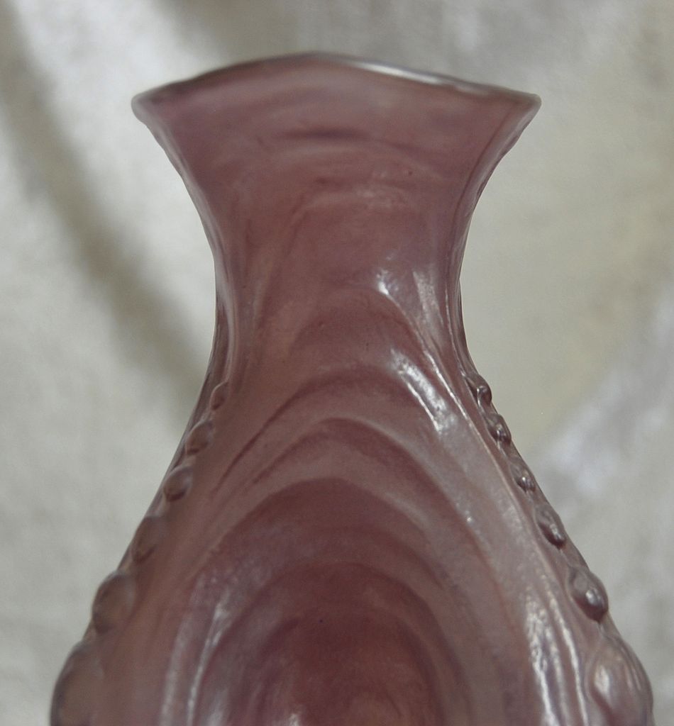 Consolidated Catalonian Spanish Knobs Pinch Vase, Amethyst Wash, Ca. 1927 Consolidated Catalonian Spanish Knobs Pinch Vase, Amethyst Wash, Ca. 1927