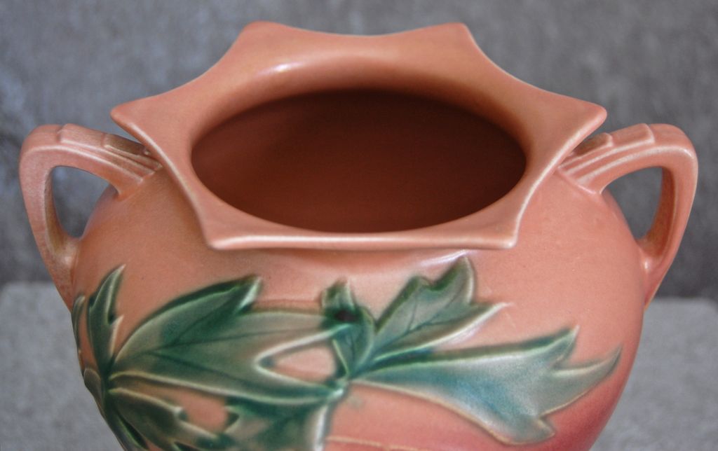 Exceptional Roseville Pottery Bleeding Heart Rose Bowl #378-6, Pink, Ca. 1940 Exceptional Roseville Pottery Bleeding Heart Rose Bowl #378-6, Pink, Ca. 1940