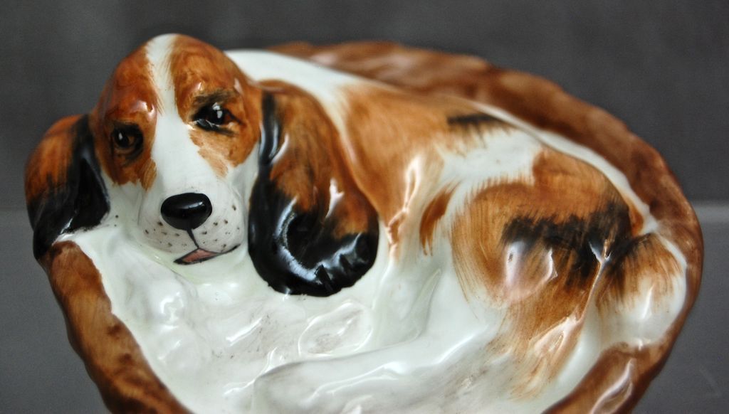 Royal Doulton Figurine, "Cocker Spaniel in a Basket", HN 2585 Royal Doulton Figurine, "Cocker Spaniel in a Basket", HN 2585