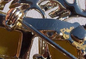 Coro Vintage Olive Green Thermoset Brooch Pin - Gold Tone Vintage Plastics Coro Vintage Olive Green Thermoset Brooch Pin - Gold Tone Vintage Plastics