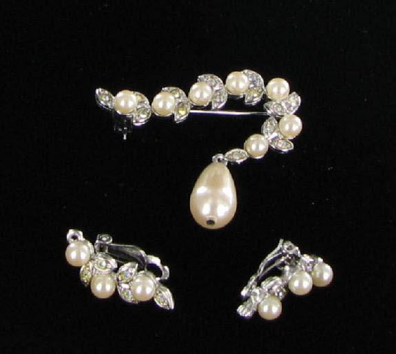 Richelieu Vintage Faux Pearl and Rhinestone Demi - Brooch Earrings Richelieu Vintage Faux Pearl and Rhinestone Demi - Brooch Earrings