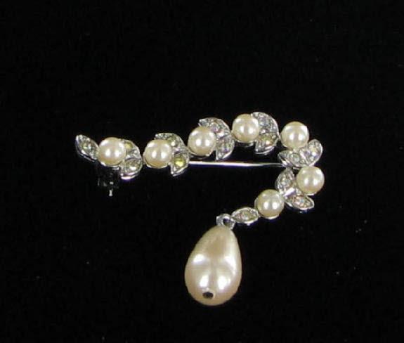 Richelieu Vintage Faux Pearl and Rhinestone Demi - Brooch Earrings Richelieu Vintage Faux Pearl and Rhinestone Demi - Brooch Earrings
