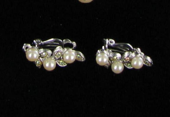 Richelieu Vintage Faux Pearl and Rhinestone Demi - Brooch Earrings Richelieu Vintage Faux Pearl and Rhinestone Demi - Brooch Earrings