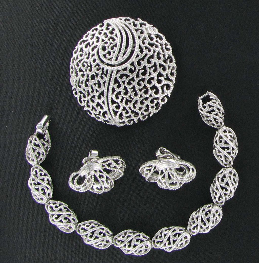 Trifari Vintage Filigree 3 piece Demi Parure Silver Tone Necklace Pin Earrings Trifari Vintage Filigree 3 piece Demi Parure Silver Tone Necklace Pin Earrings