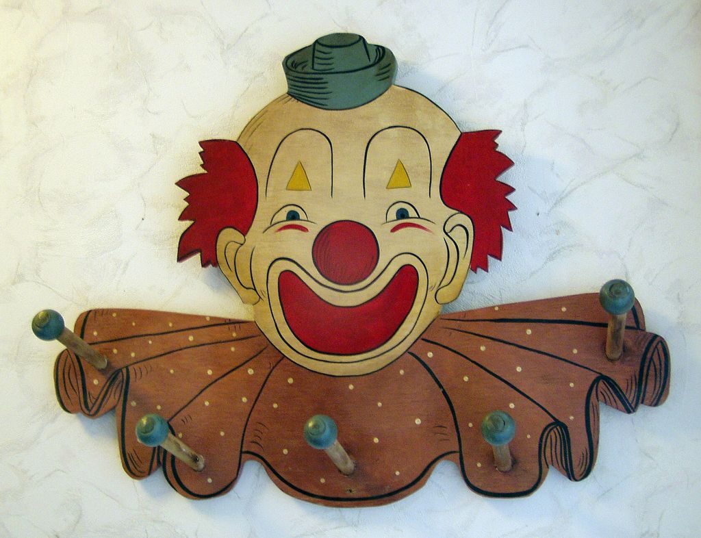 Vintage child's hanging clothes rack, fab painted clown! Vintage child's hanging clothes rack, fab painted clown!