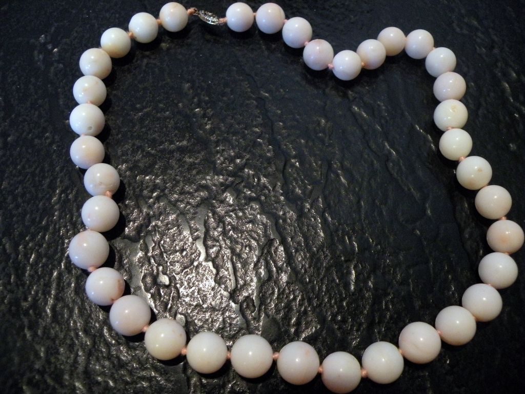 Vintage 11.82 mm-12.01 mm Angel Skin coral beaded 19" necklace 14 Kt gold Clasp 75 grams Vintage 11.82 mm-12.01 mm Angel Skin coral beaded 19" necklace 14 Kt gold Clasp 75 grams