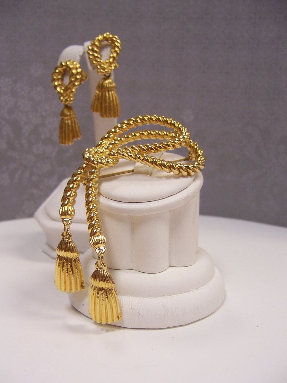 AVON Decorative Tassel Brooch Book Piece AVON Decorative Tassel Brooch Book Piece