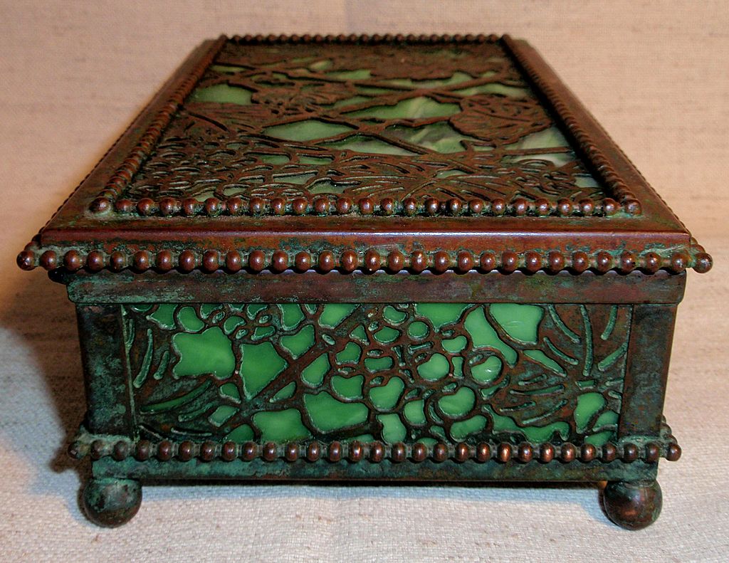 Spectacular Tiffany "Grapevine" Pattern Desk Box Spectacular Tiffany "Grapevine" Pattern Desk Box