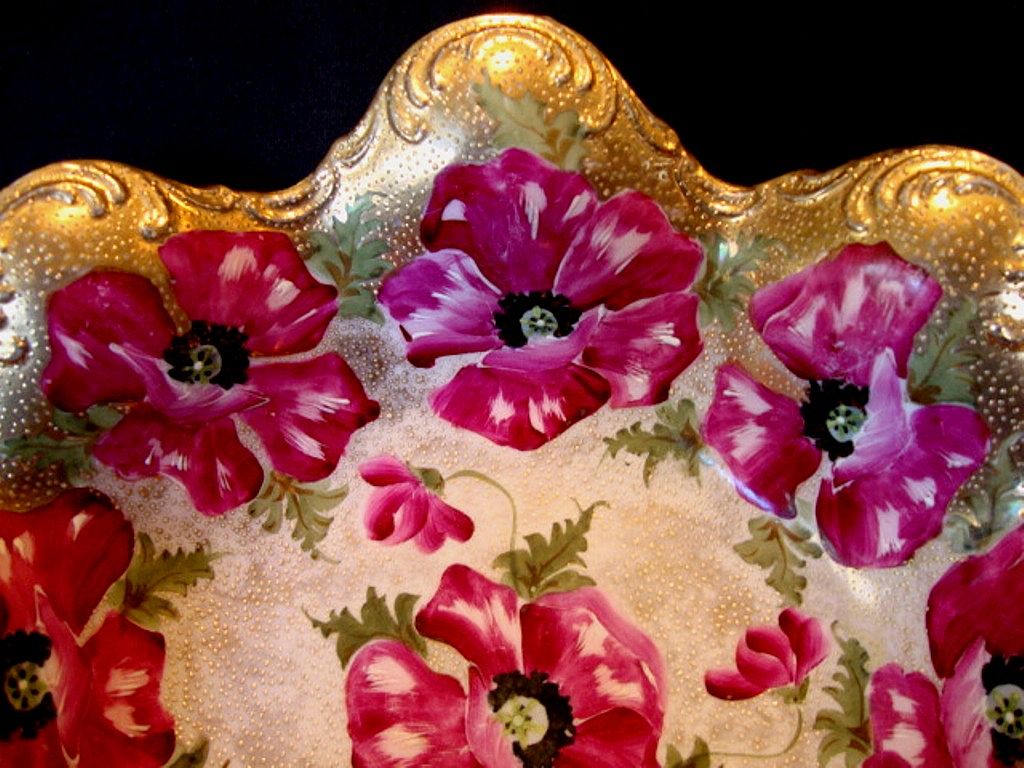 Unique Lobed Bowl with Gold Moriage and Hand Painted Magenta Poppies ~ ROYAL CROWN KINRAN - NIPPON (Japan) - ca 1890 - 1920 Unique Lobed Bowl with Gold Moriage and Hand Painted Magenta Poppies ~ ROYAL CROWN KINRAN - NIPPON (Japan) - ca 1890 - 1920