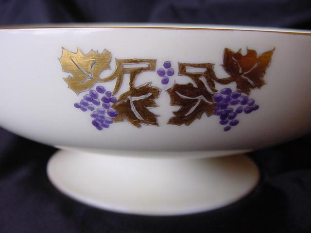 Limoges Porcelain Compote / Bowl on Pedestal, Hand Painted by Laura Knappe with an Art Nouveau Design of Grapes and Gold Leaves – Haviland 1893-1930 Limoges Porcelain Compote / Bowl on Pedestal, Hand Painted by Laura Knappe with an Art Nouveau Design of Grapes and Gold Leaves – Haviland 1893-1930