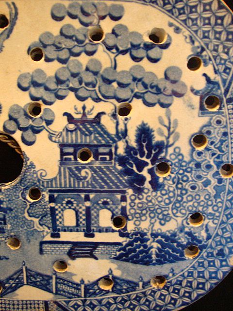 Wonderful Earthenware Meat Drainer / Strainer for Platter ~ Blue Willow Pattern Wonderful Earthenware Meat Drainer / Strainer for Platter ~ Blue Willow Pattern