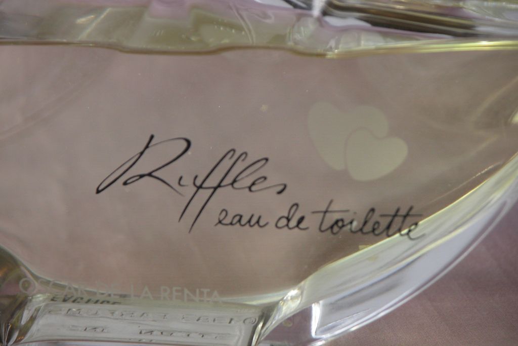 Factice Store Display Perfume Bottle "Ruffles" Oscar de la Rente Factice Store Display Perfume Bottle "Ruffles" Oscar de la Rente