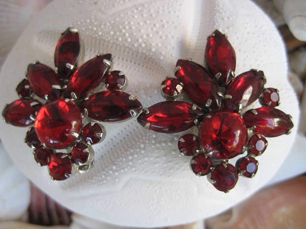 Ruby Red Rhinestone Cabochon Silvertone Clip Earrings Ruby Red Rhinestone Cabochon Silvertone Clip Earrings