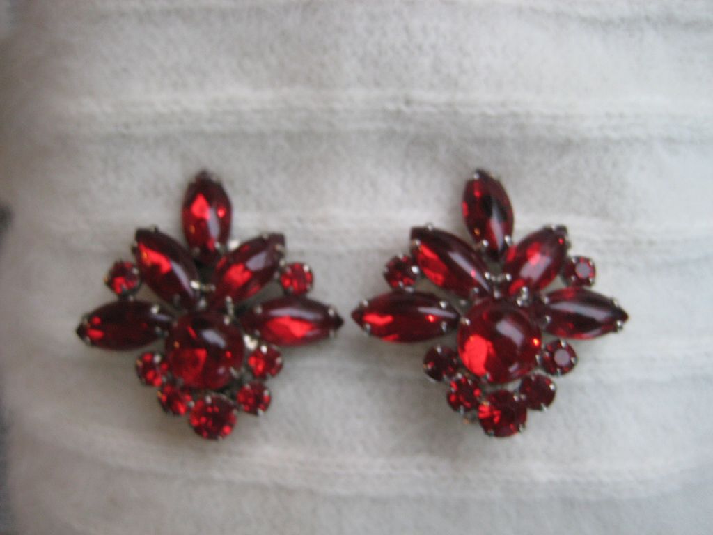 Ruby Red Rhinestone Cabochon Silvertone Clip Earrings Ruby Red Rhinestone Cabochon Silvertone Clip Earrings