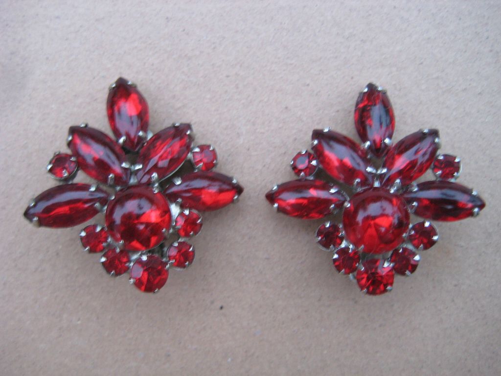 Ruby Red Rhinestone Cabochon Silvertone Clip Earrings Ruby Red Rhinestone Cabochon Silvertone Clip Earrings