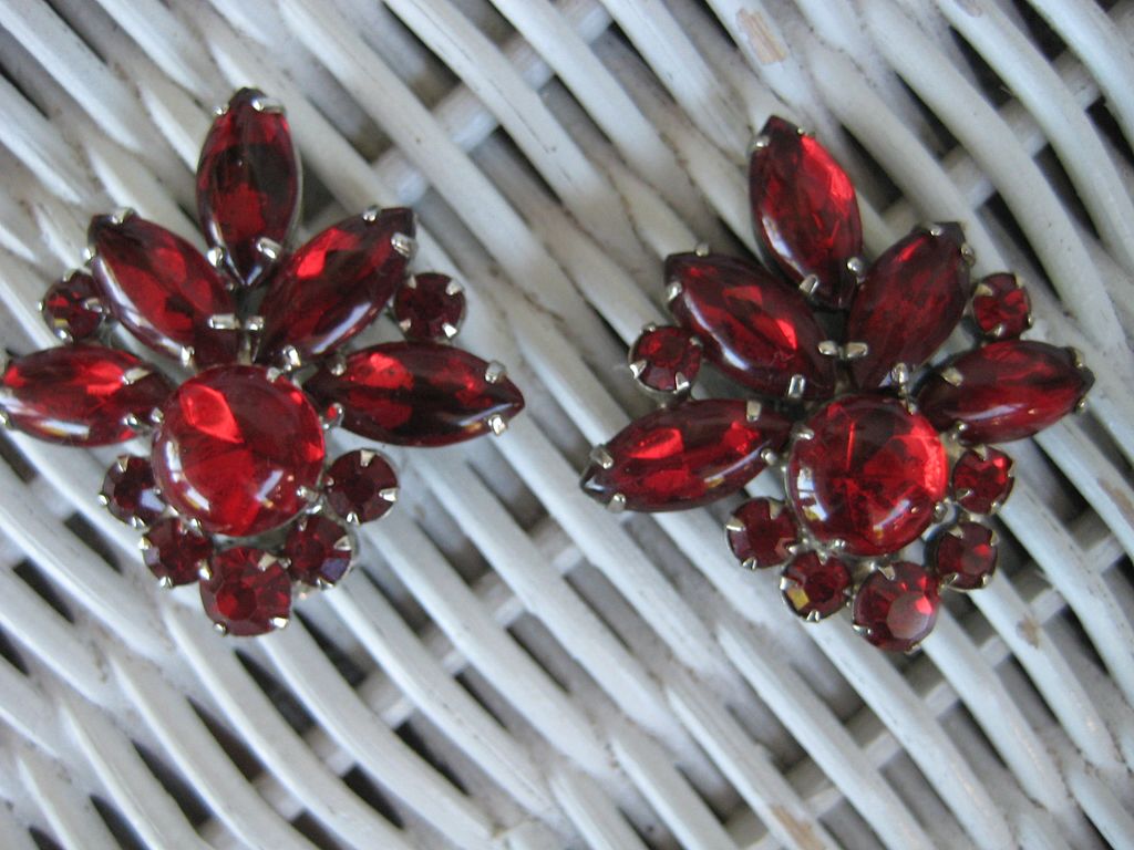 Ruby Red Rhinestone Cabochon Silvertone Clip Earrings Ruby Red Rhinestone Cabochon Silvertone Clip Earrings