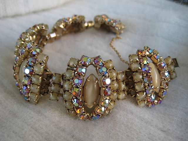 Magnificent Hobe Caramel Glass Cabochon Topaz-Colored Rhinestone Bracelet Magnificent Hobe Caramel Glass Cabochon Topaz-Colored Rhinestone Bracelet