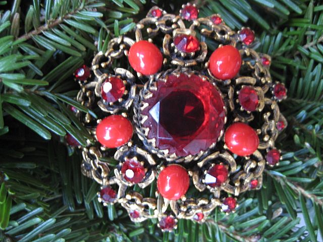 Festive Weiss Red Cabochon Rhinestone Brooch Festive Weiss Red Cabochon Rhinestone Brooch