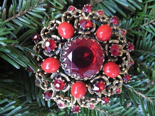 Festive Weiss Red Cabochon Rhinestone Brooch Festive Weiss Red Cabochon Rhinestone Brooch