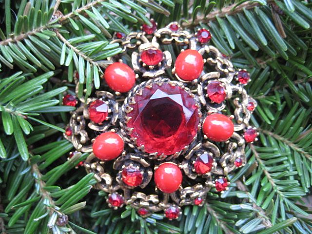 Festive Weiss Red Cabochon Rhinestone Brooch Festive Weiss Red Cabochon Rhinestone Brooch