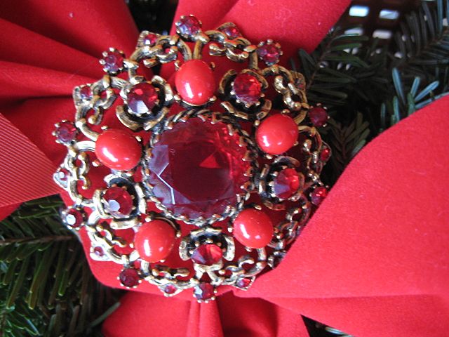Festive Weiss Red Cabochon Rhinestone Brooch Festive Weiss Red Cabochon Rhinestone Brooch