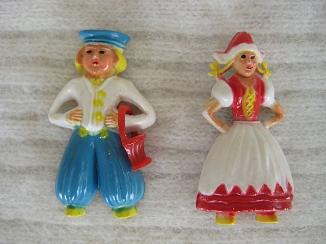 Early Plastic Dutch Boy Girl Pin Early Plastic Dutch Boy Girl Pin