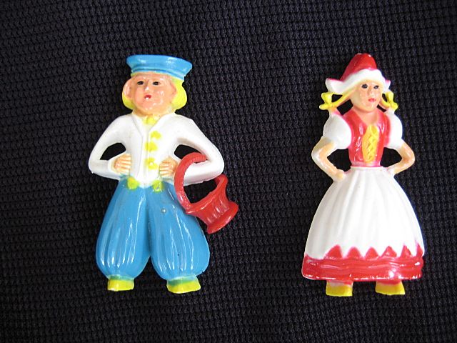 Early Plastic Dutch Boy Girl Pin Early Plastic Dutch Boy Girl Pin