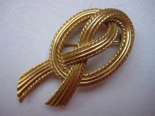 Elegant Signed Trifari Knotted Goldtone Brooch Elegant Signed Trifari Knotted Goldtone Brooch