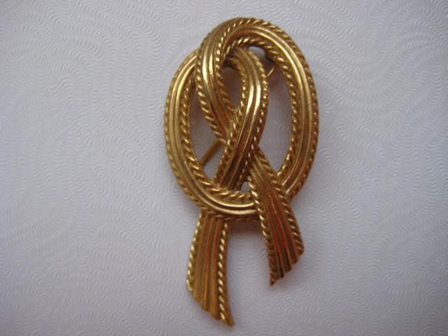 Elegant Signed Trifari Knotted Goldtone Brooch Elegant Signed Trifari Knotted Goldtone Brooch