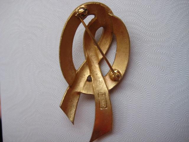 Elegant Signed Trifari Knotted Goldtone Brooch Elegant Signed Trifari Knotted Goldtone Brooch