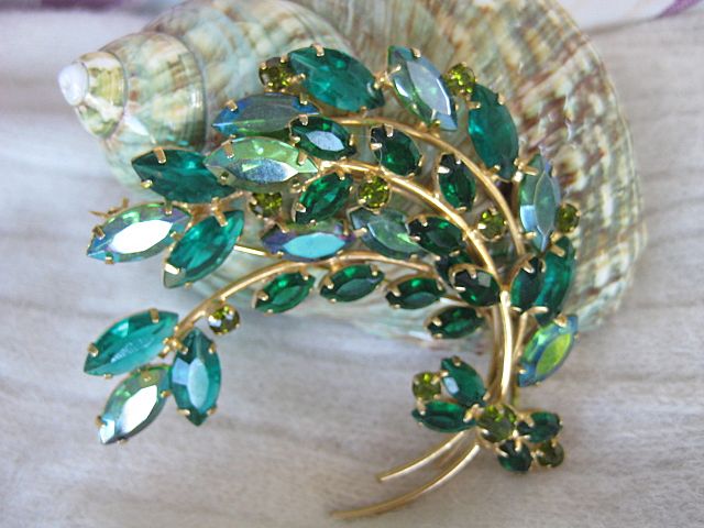Large Delizza & Elster Emerald-Green Teal Rhinestone Brooch Large Delizza & Elster Emerald-Green Teal Rhinestone Brooch