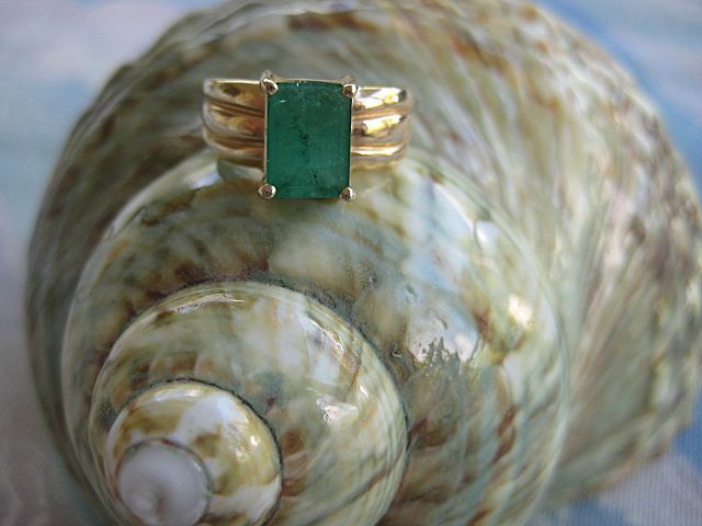 Solid 14KT Solid Gold Genuine 1.5 Carat Emerald Ring Solid 14KT Solid Gold Genuine 1.5 Carat Emerald Ring