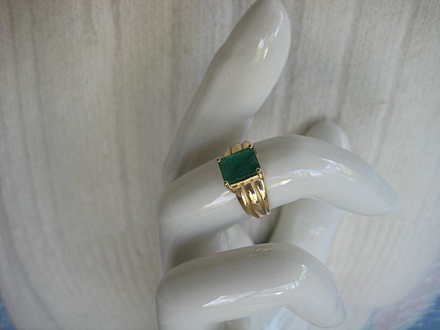 Solid 14KT Solid Gold Genuine 1.5 Carat Emerald Ring Solid 14KT Solid Gold Genuine 1.5 Carat Emerald Ring