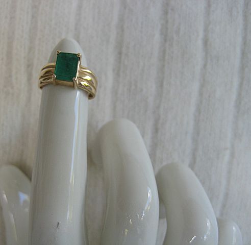 Solid 14KT Solid Gold Genuine 1.5 Carat Emerald Ring Solid 14KT Solid Gold Genuine 1.5 Carat Emerald Ring