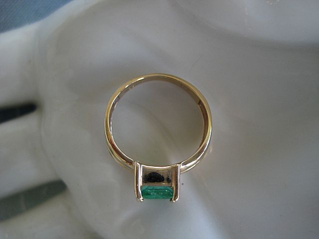 Solid 14KT Solid Gold Genuine 1.5 Carat Emerald Ring Solid 14KT Solid Gold Genuine 1.5 Carat Emerald Ring