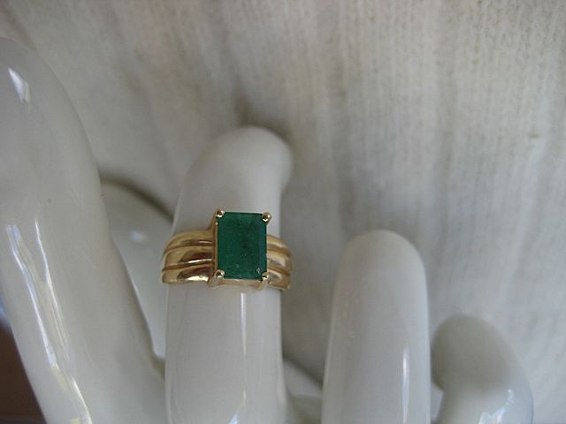 Solid 14KT Solid Gold Genuine 1.5 Carat Emerald Ring Solid 14KT Solid Gold Genuine 1.5 Carat Emerald Ring