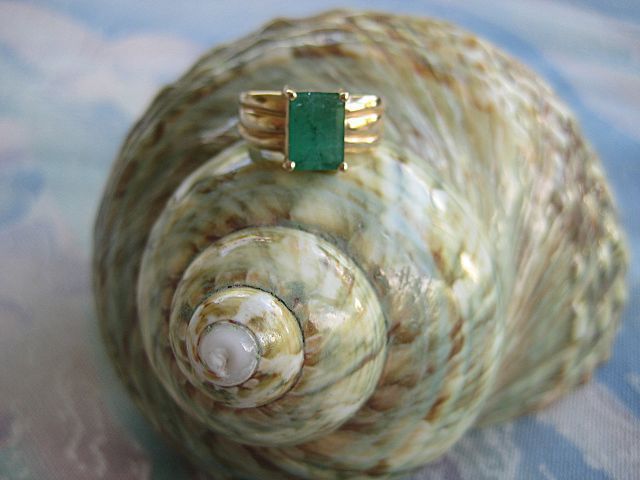 Solid 14KT Solid Gold Genuine 1.5 Carat Emerald Ring Solid 14KT Solid Gold Genuine 1.5 Carat Emerald Ring