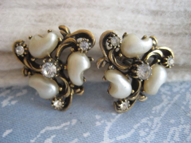 Art Nouveau Faux Mabe Pearl Rhinestone Screwback Earrings Art Nouveau Faux Mabe Pearl Rhinestone Screwback Earrings