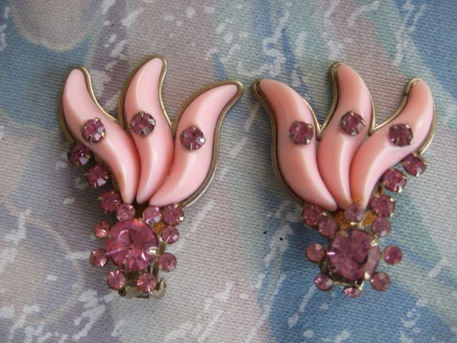 Pretty Pink Retro Rhinestone Earrings Pretty Pink Retro Rhinestone Earrings