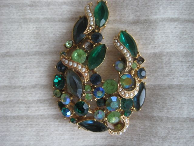 Stunning Large Green Aurora Borealis Faux Peal Rhinestone Brooch Stunning Large Green Aurora Borealis Faux Peal Rhinestone Brooch