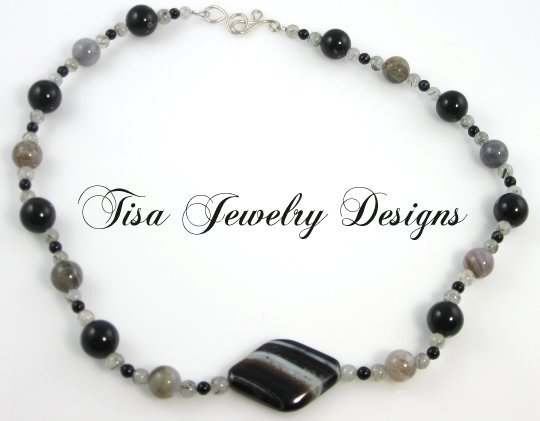 BOTSWANA – man's necklace of Botswana agate and black onyx with sterling silver clasp BOTSWANA – man's necklace of Botswana agate and black onyx with sterling silver clasp
