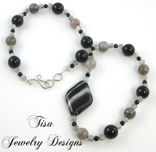 BOTSWANA – man's necklace of Botswana agate and black onyx with sterling silver clasp BOTSWANA – man's necklace of Botswana agate and black onyx with sterling silver clasp