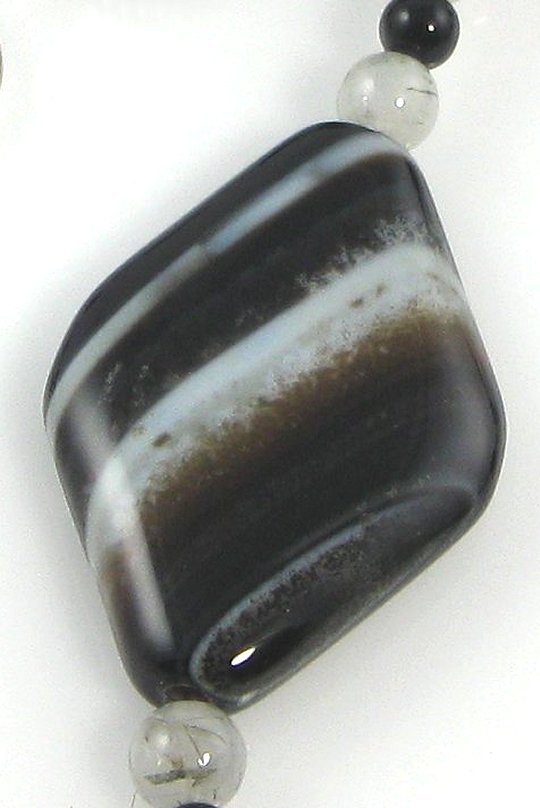 BOTSWANA – man's necklace of Botswana agate and black onyx with sterling silver clasp BOTSWANA – man's necklace of Botswana agate and black onyx with sterling silver clasp