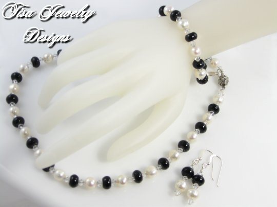 SASHA – Necklace, bracelet & earrings of black onyx, Swarovski crystal simulated pearls and crystals SASHA – Necklace, bracelet & earrings of black onyx, Swarovski crystal simulated pearls and crystals